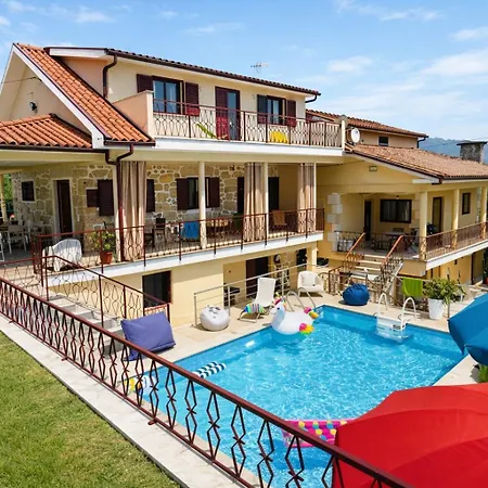 Esteves Avec Piscine Proche Braga Parking-terrasse & Calme 別荘 *